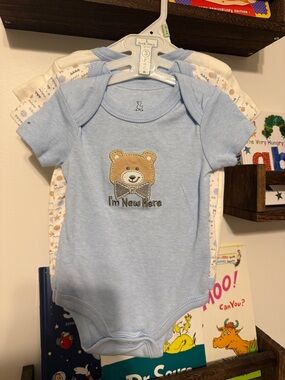 Light Blue Bear Applique Baby One-Piece Bodysuit - I'm New Here